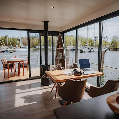 Floating Houseboat In Úszó hotel *