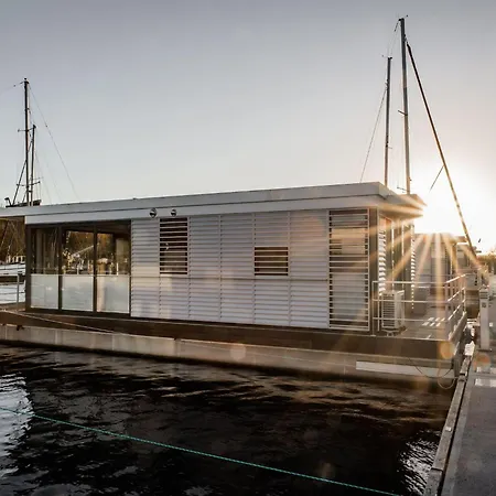 Hotel na wodzie Floating Houseboat In *