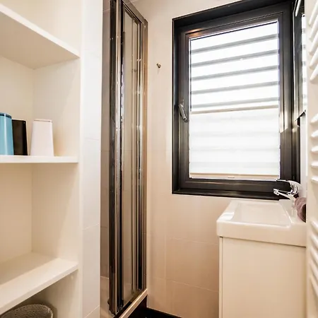 Hotel na wodzie Floating Houseboat In *