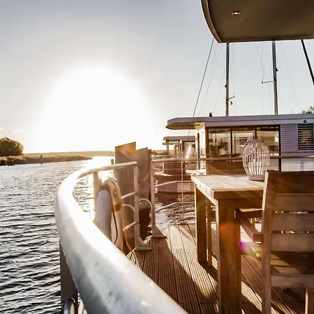Floating Houseboat In Hotel na wodzie *