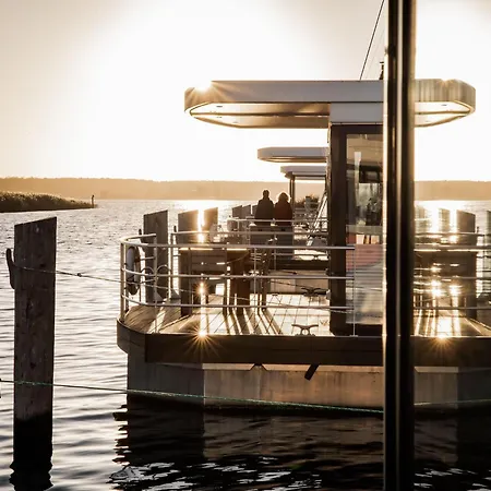 Hotel na wodzie Floating Houseboat In *