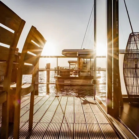 Floating Houseboat In Hotel na wodzie