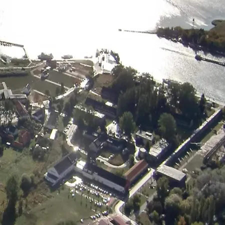 Hotel na wodzie Floating Houseboat In